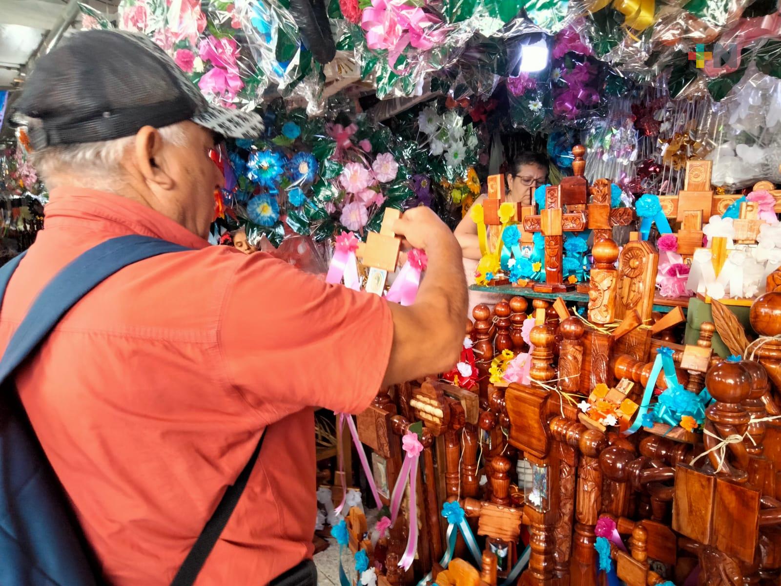 Locatarios de Xalapa lamentan baja de venta de cruces para celebrar tres de mayo