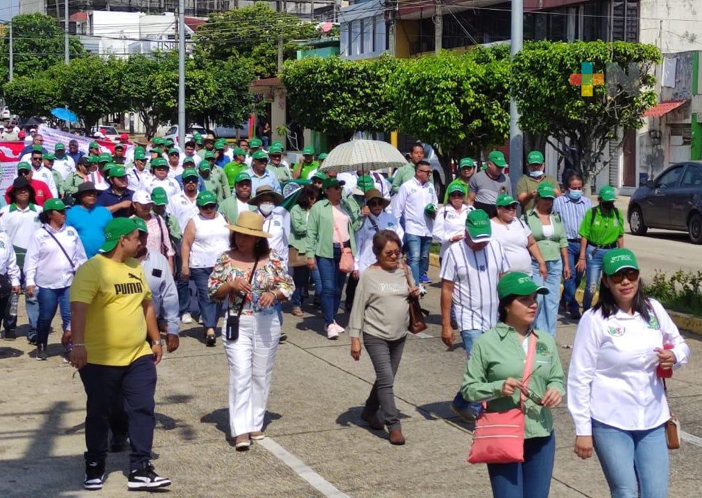 Organizaciones sindicales marchan en Coatzacoalcos