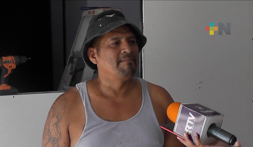 Alfredo se ha ganado la vida ejerciendo la albañilería