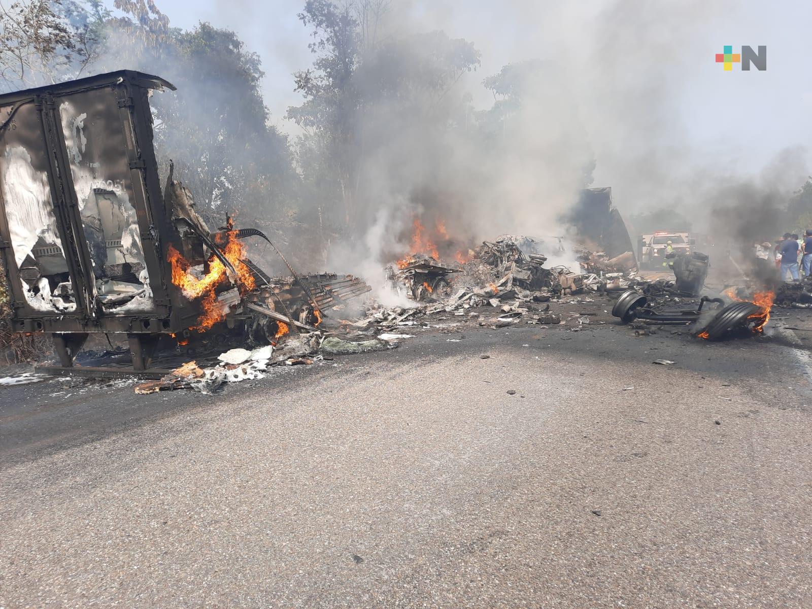 Cuatro muertos en choque de tráileres en autopista Las Choapas-Raudales