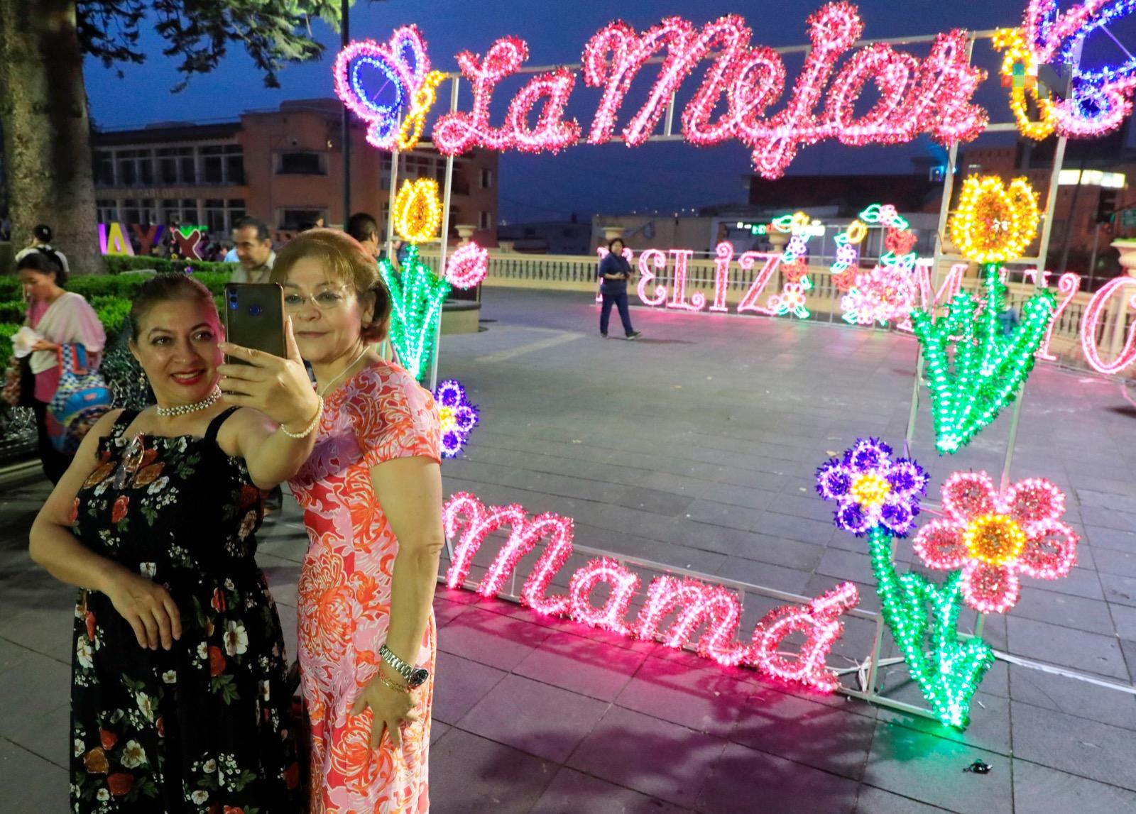 Celebra ayuntamiento de Xalapa a las madres en el Parque Juárez