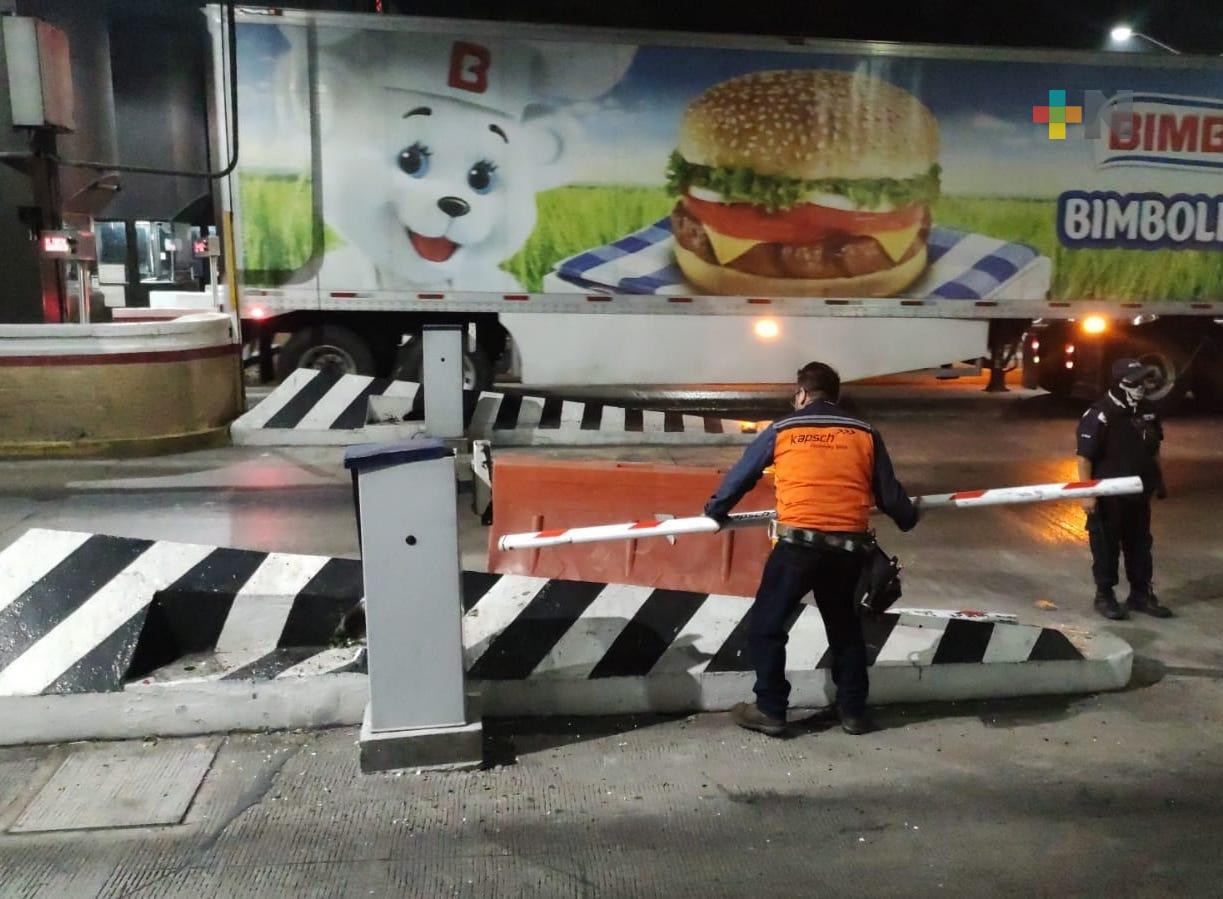 Retiran plumas de caseta de cobro de Fortín