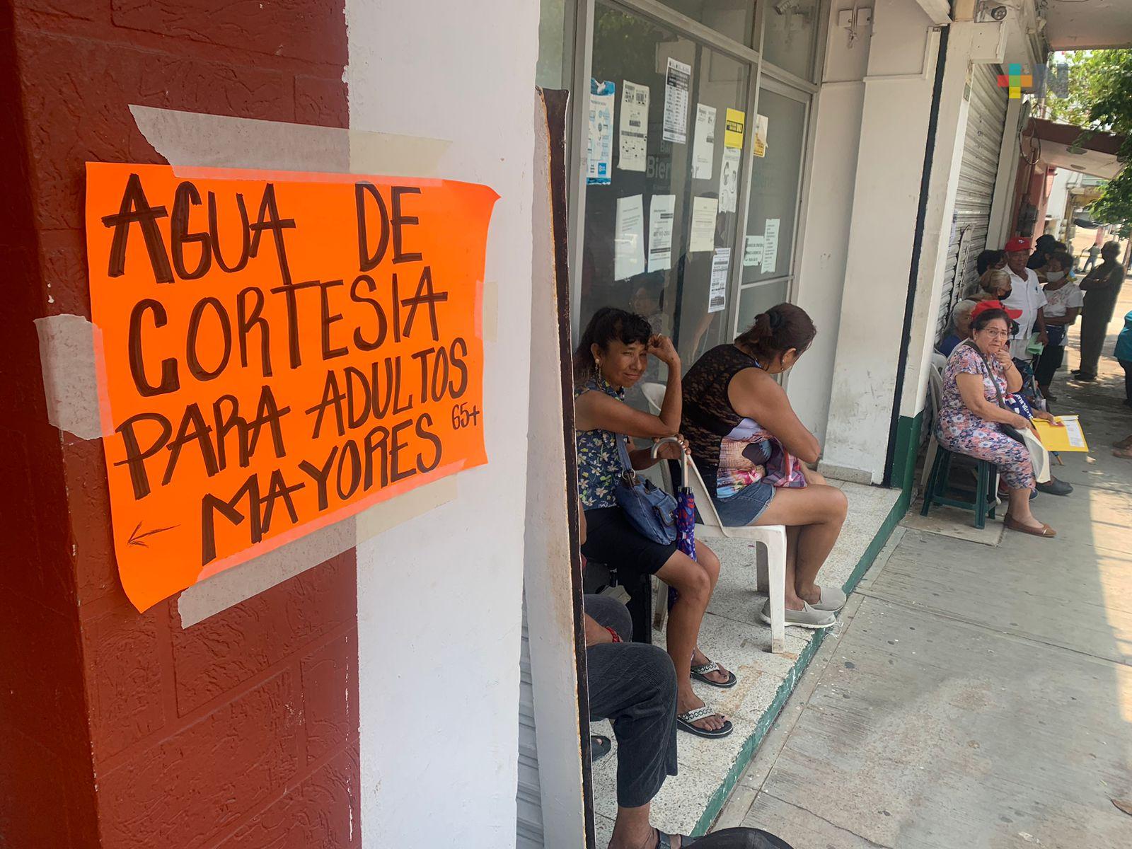 Se refrescan con limonada en espera de cobrar su pensión