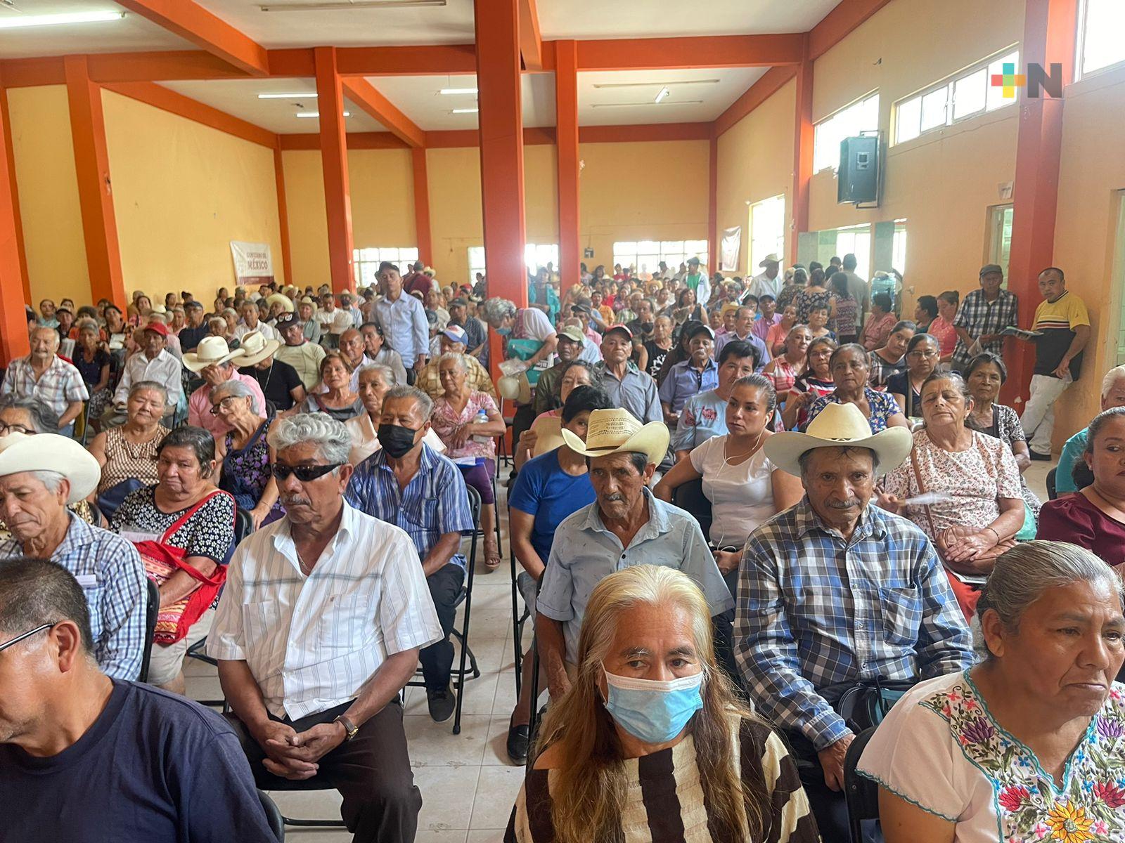 Entregan apoyos para adultos mayores en El Castillo