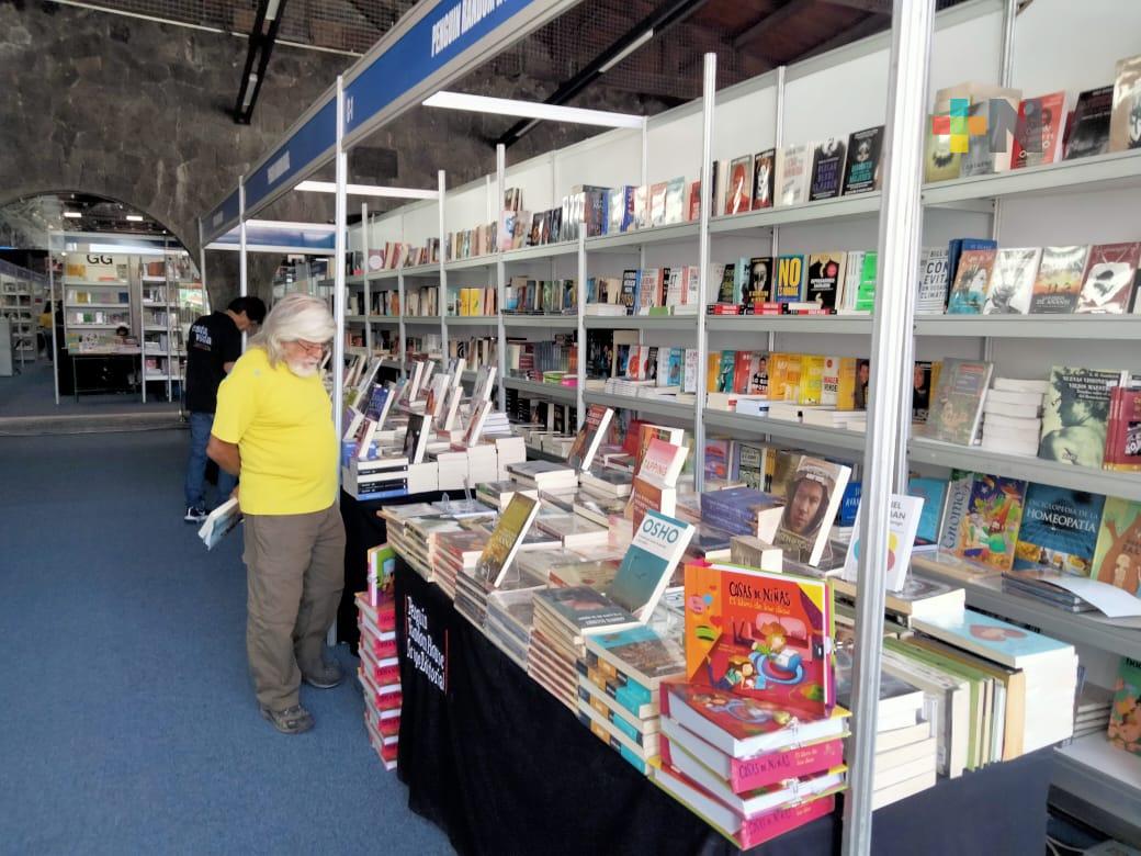 Expositores de la FILU se preparan para venta nocturna