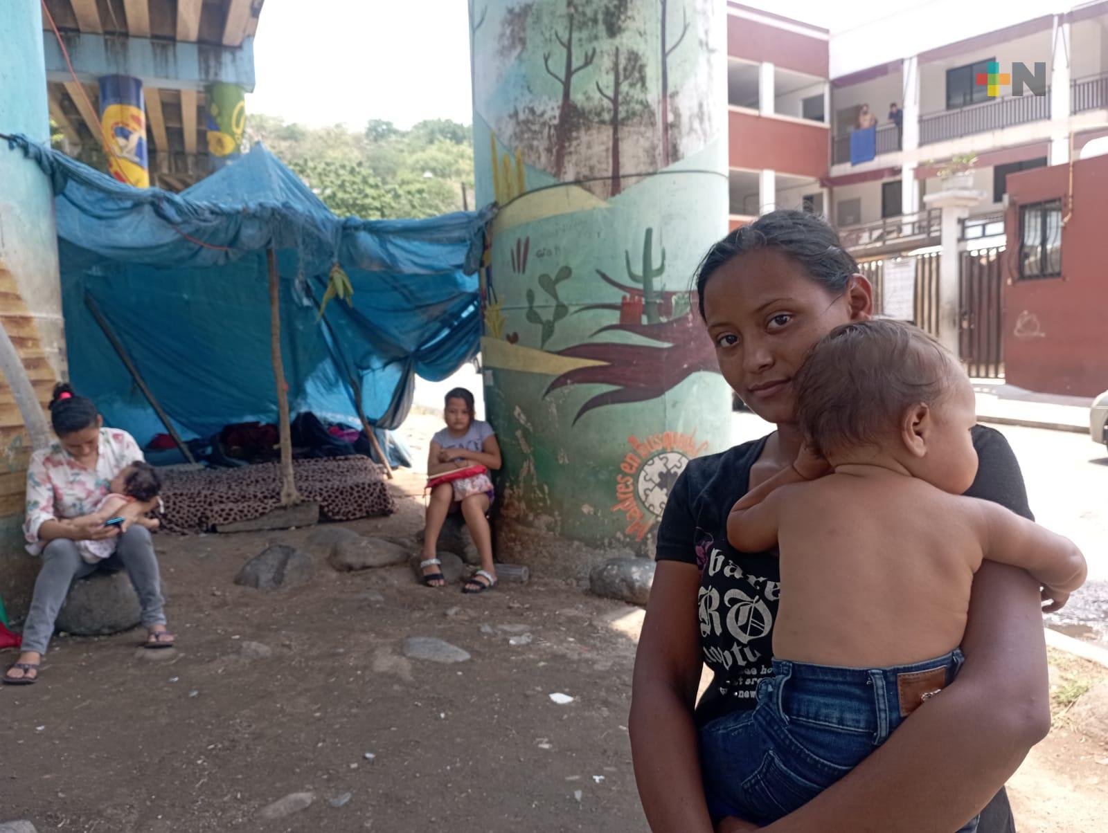 Madres migrantes hondureñas se refugian en puente de Coatzacoalcos