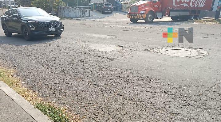 Reportan vecinos serie de baches en el puerto de Veracruz