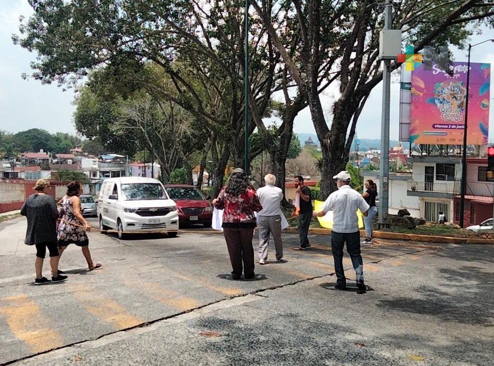 Vecinos del Infonavit Pomona bloquean calle «Maestros Veracruzanos»
