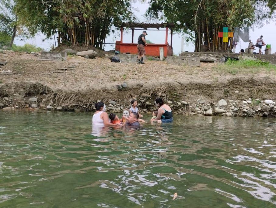 Ante intenso calor en Martínez de la Torre, familias se refrescan en los ríos