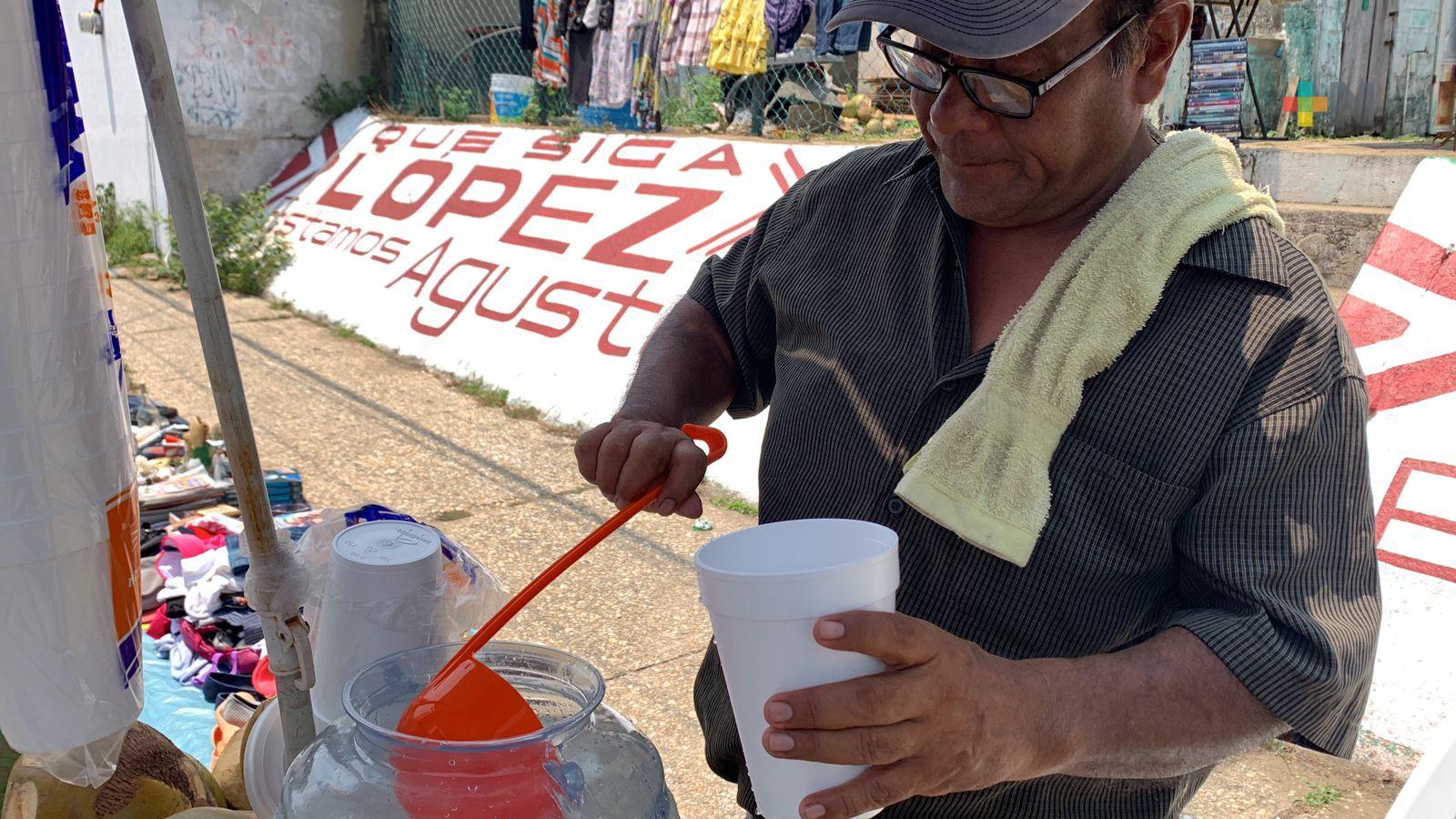 Vende agua de coco para pagar tratamiento médico de su esposa con tumor en la cabeza