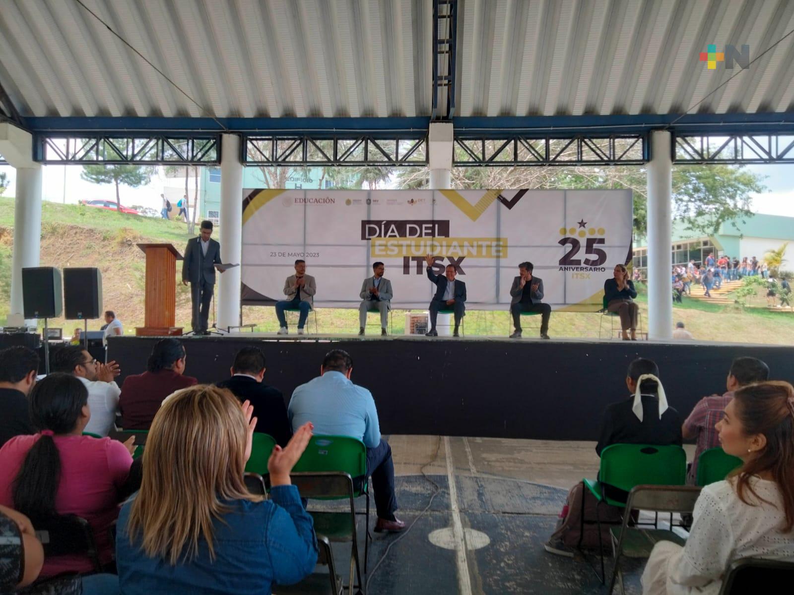 Tec de Xalapa celebra 25 aniversario; alumnos destacados reciben becas