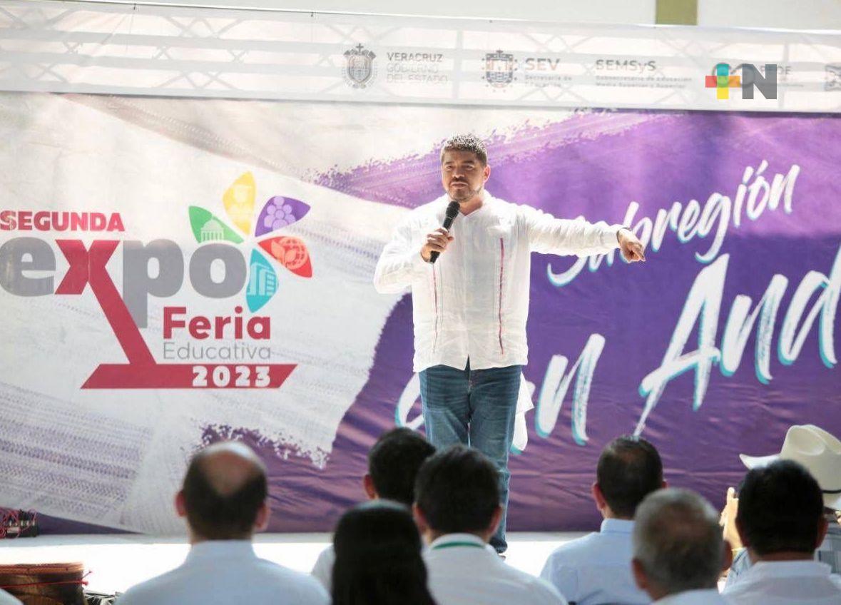 Zenyazen Escobar participa en Expo Feria Educativa en San Andrés Tuxtla