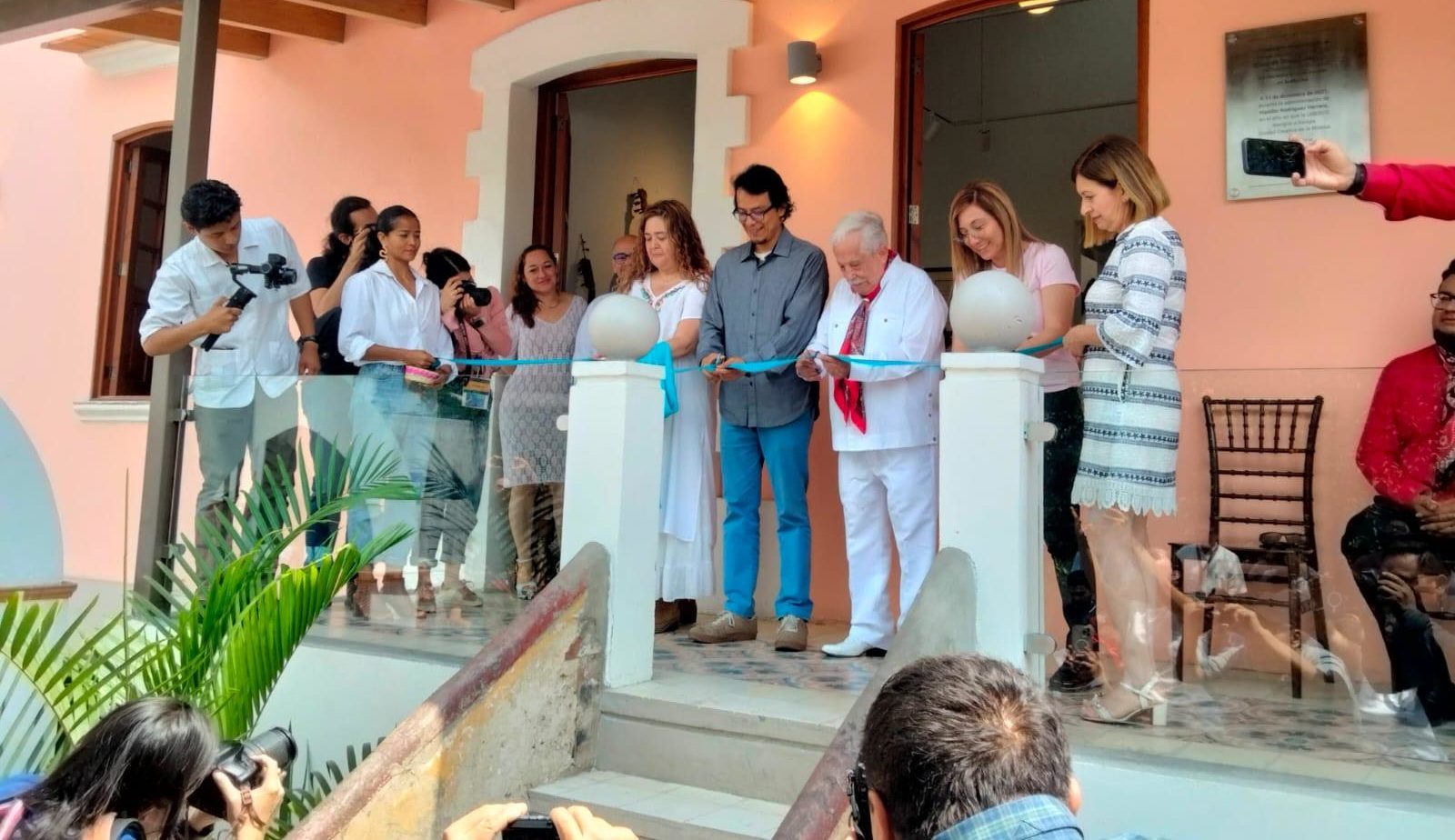 Develan placa con el nombre de Alberto de la Rosa en Museo de la Música Veracruzana