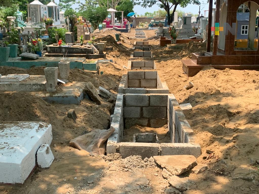 Habilitan bóvedas en pasillos ante saturación en panteón Jardín de Coatza