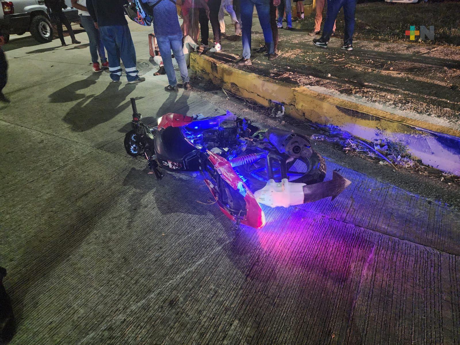 Motocicleta se impacta con Jeep en Coatza; dos lesionados