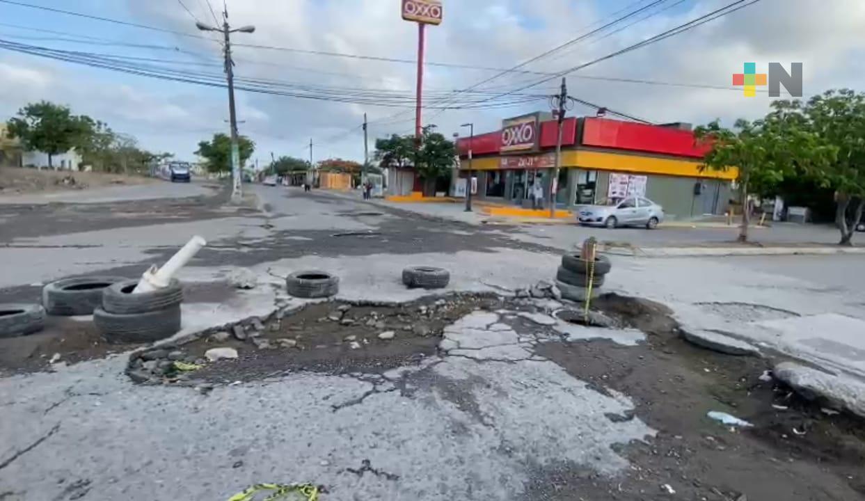 Alcantarillas sin tapa y baches afectan la calle Paseo Oasis del municipio de Veracruz