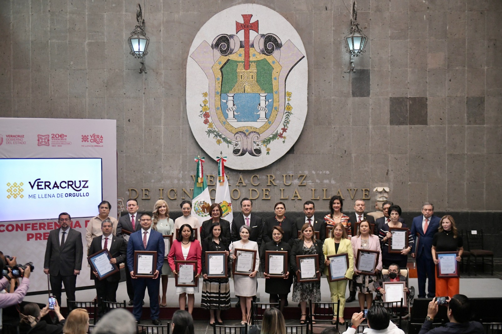 Gobernador Cuitláhuac entrega reconocimientos a magistradas y magistrados del Poder Judicial