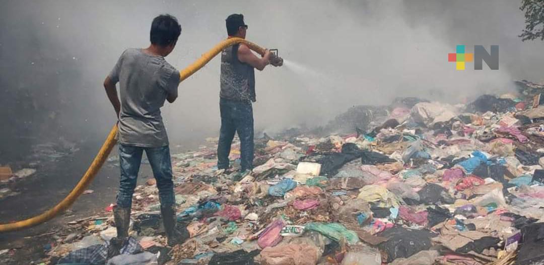 Controlan un 80% incendio de basurero municipal en Ixhuatlán del Sureste