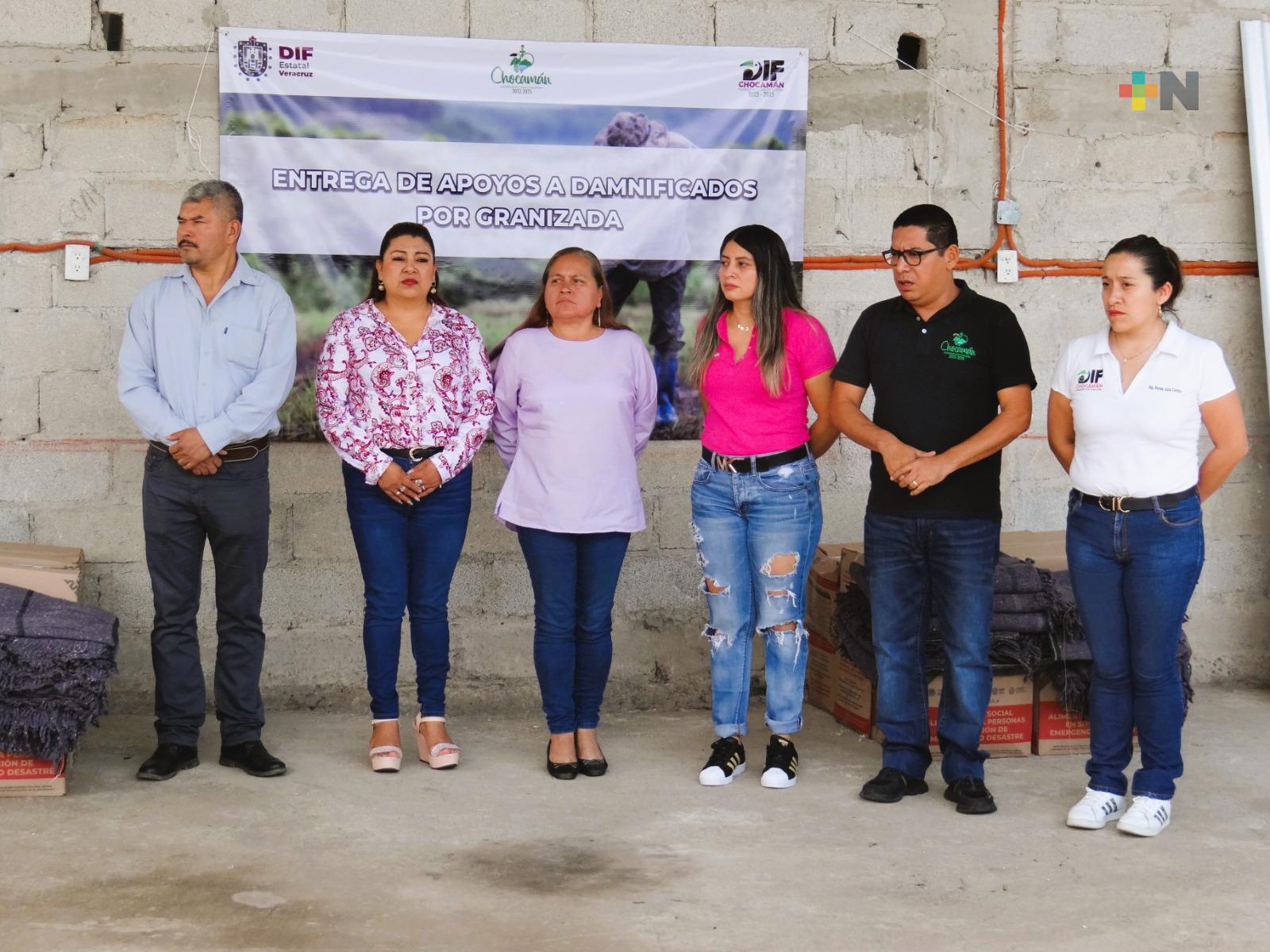 Entregan apoyos a familias afectadas por lluvias y granizada en Chocamán