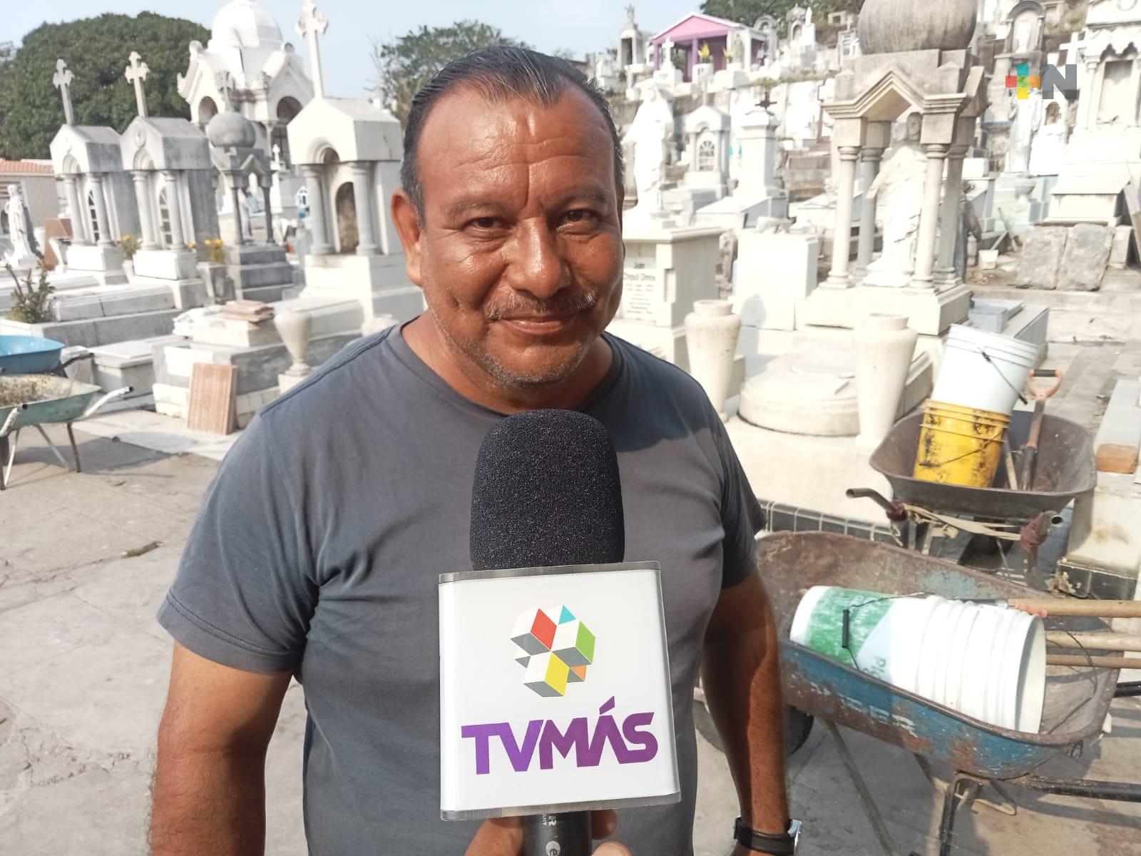 Listos trabajadores para realizar limpieza en panteón del municipio de Veracruz