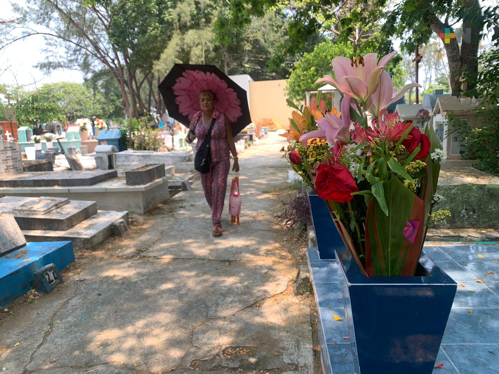En Día de las Madres, familias llegan a panteón de Coatza