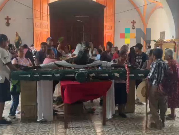 Feligreses llegan a visitar al Cristo Negro en Otatitlán