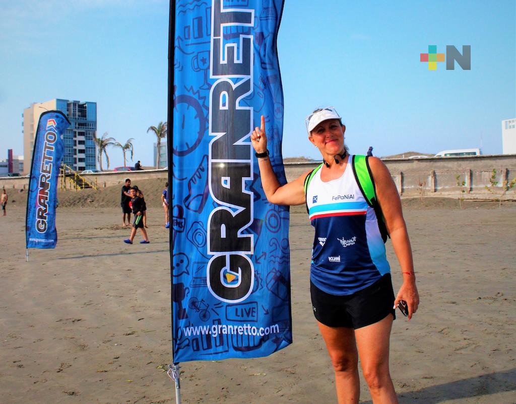 Exnadadora olímpica Paty Kholman entrega reconocimiento a Gran Retto