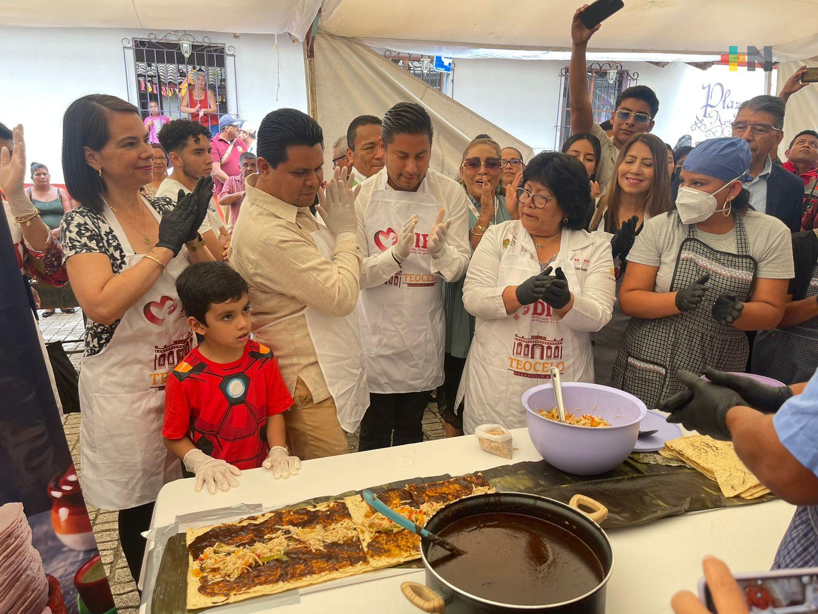 Elaboran la enmolada más grande el mundo en Teocelo