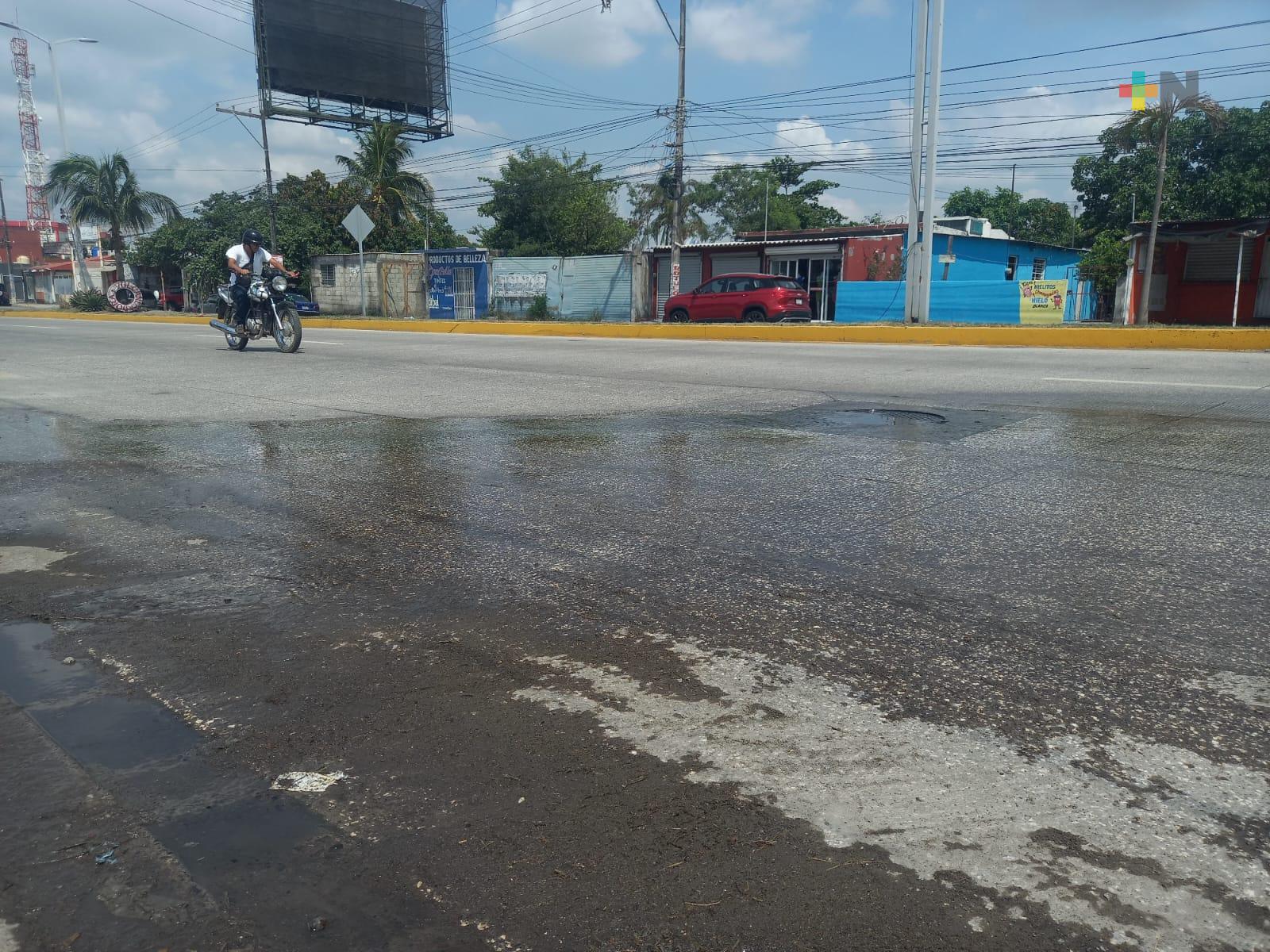 Tres semanas tiene fuga de aguas negras en avenida J. B. Lobos de Veracruz puerto