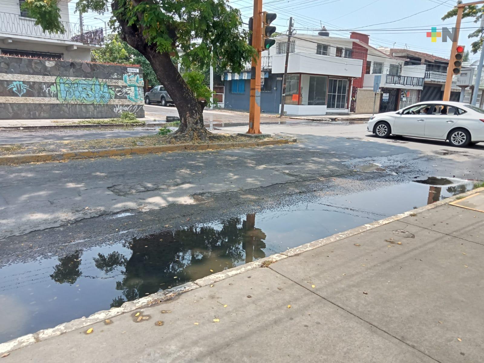 Reportan fugas de aguas negras en calzada Juan Pablo II de Boca del Río