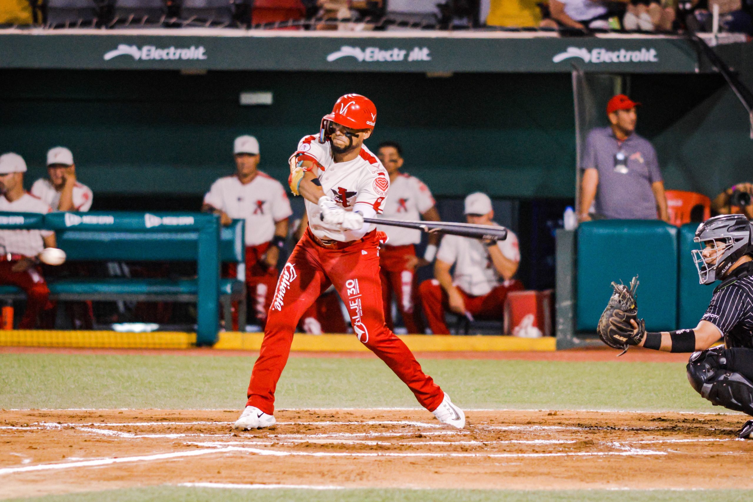 El Águila blanquea por pizarra de 1-0 a Oaxaca y gana la serie