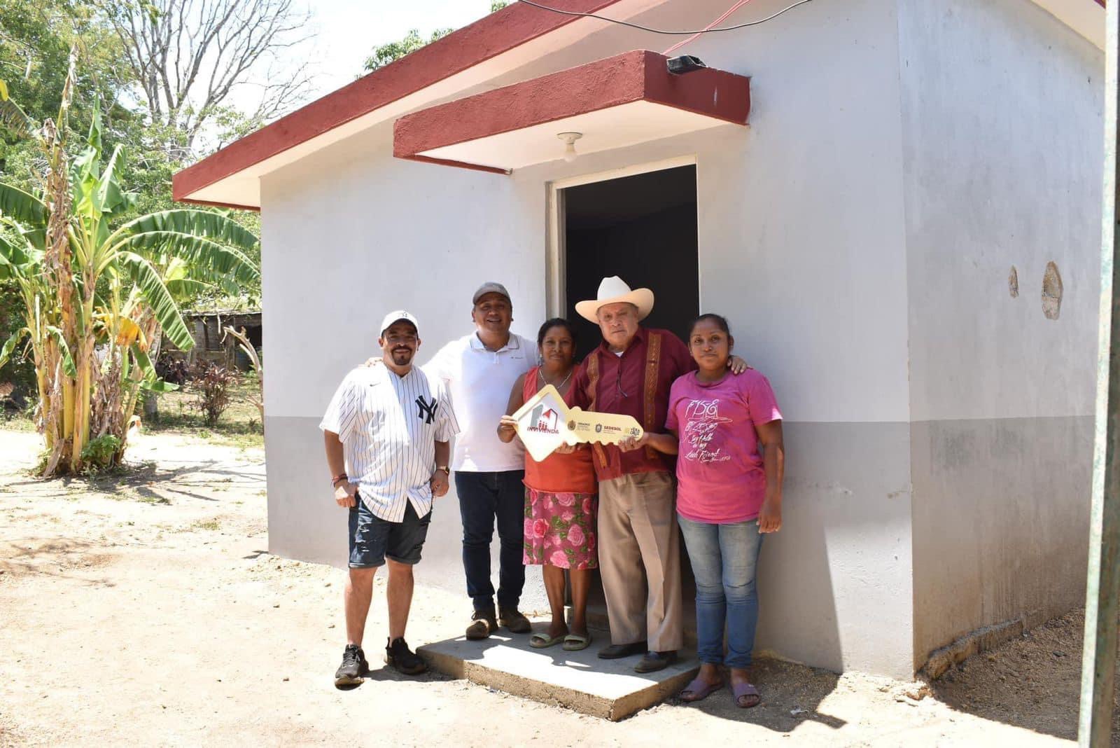Gobierno estatal entrega cuartos dormitorio en Hueyapan de Ocampo