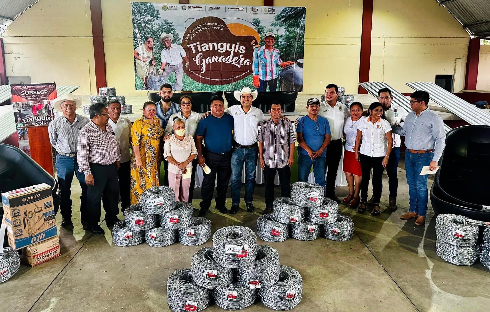 A través del Tianguis Ganadero se entregan apoyos a productores de Los Tuxtlas: Gobernador