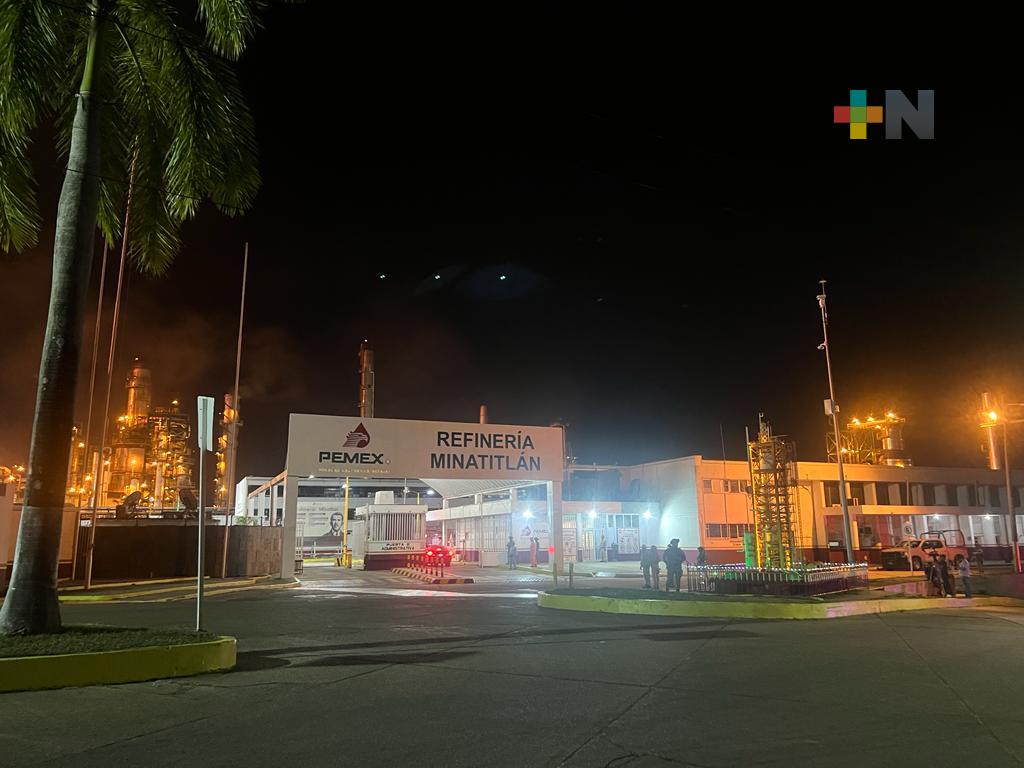 Cuatro trabajadores lesionados en incendio de refinería Lázaro Cárdenas: Pemex