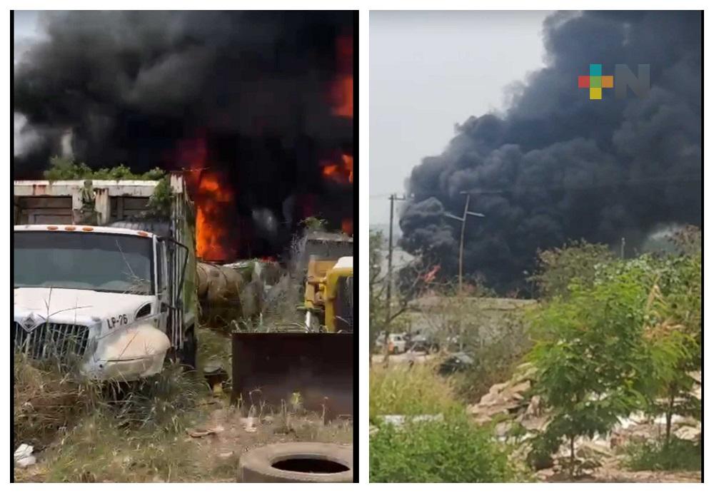 Fuerte incendio en terreno de Obras Públicas de Minatitlán; bomberos en el sitio