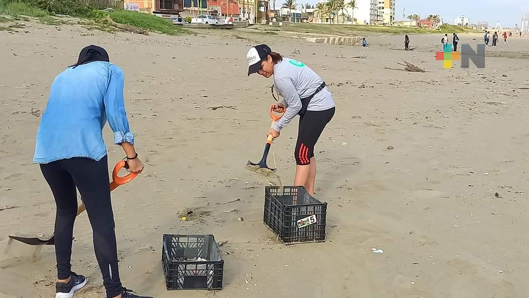 Impiden activistas que 120 costales de basura terminen en el mar de Coatza