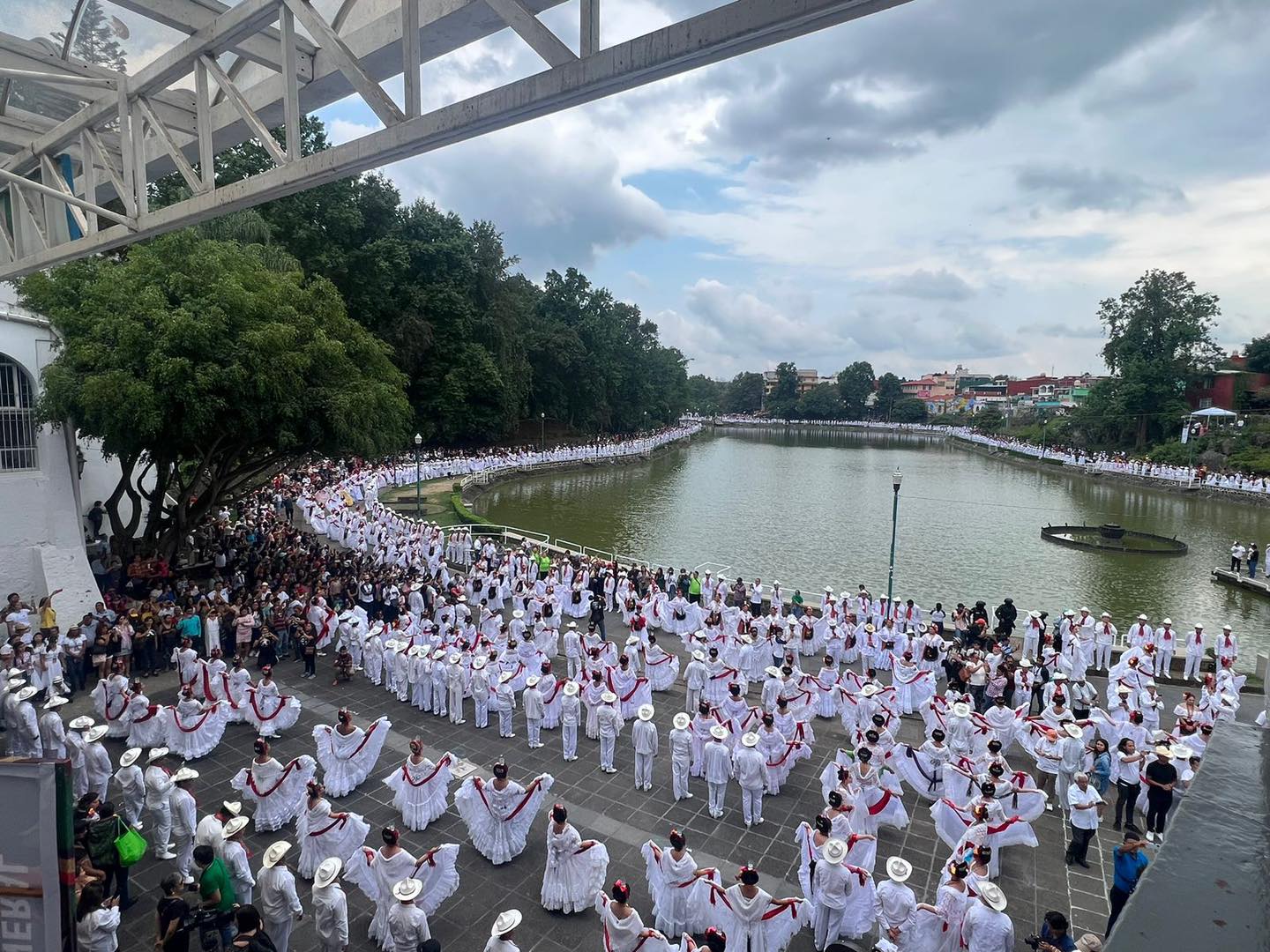 Rompen récord del mayor número de personas bailando La Bamba en Xalapa