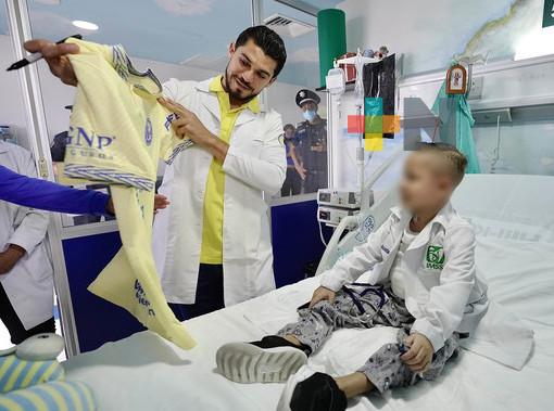 Cumple niño internado en el IMSS su  sueño de conocer al futbolista Henry Martin