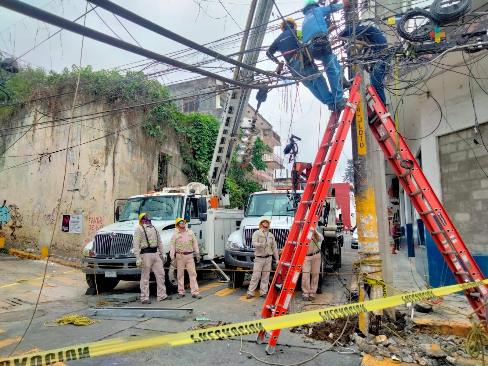 Cierran Úrsulo Galván para cambiar poste de CFE; vecinos piden revisen otros de la zona
