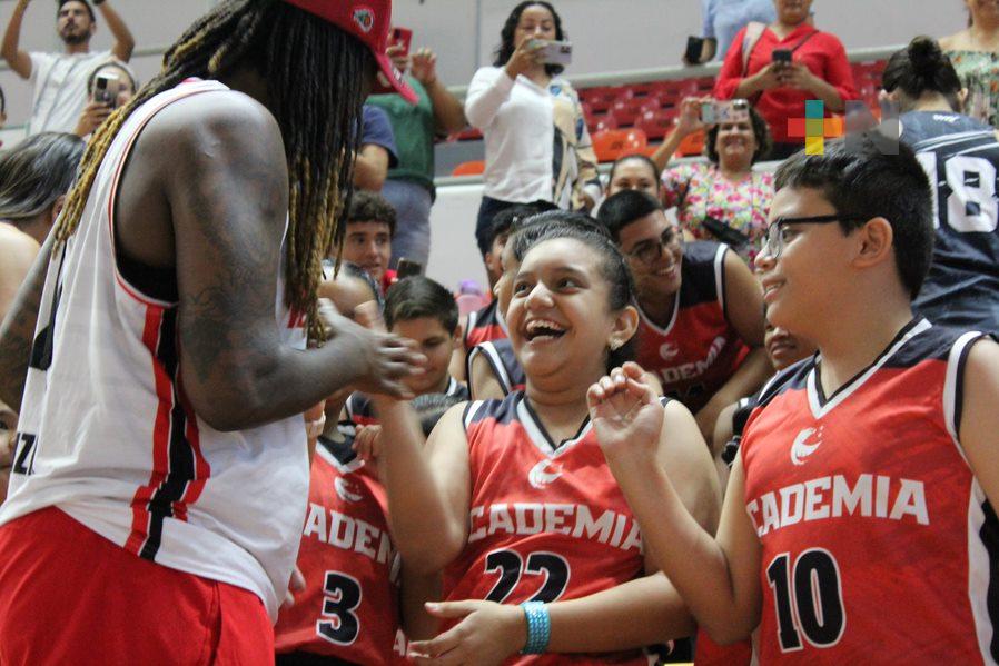 Academia Halcones Rojos entregó uniformes a sus integrantes