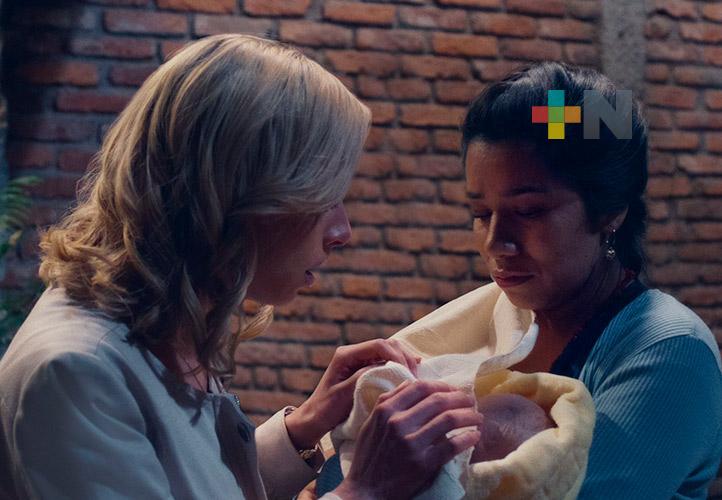 Egresada UV protagoniza serie que aborda la gestación subrogada
