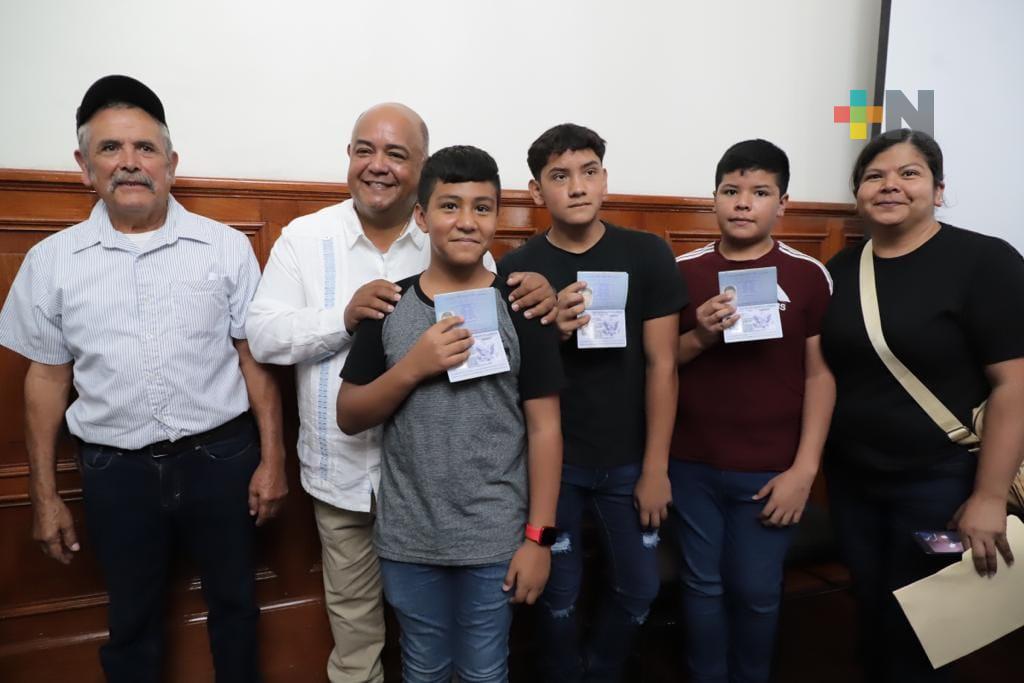 Entrega Eric Cisneros pasaportes americanos a jóvenes radicados en la entidad