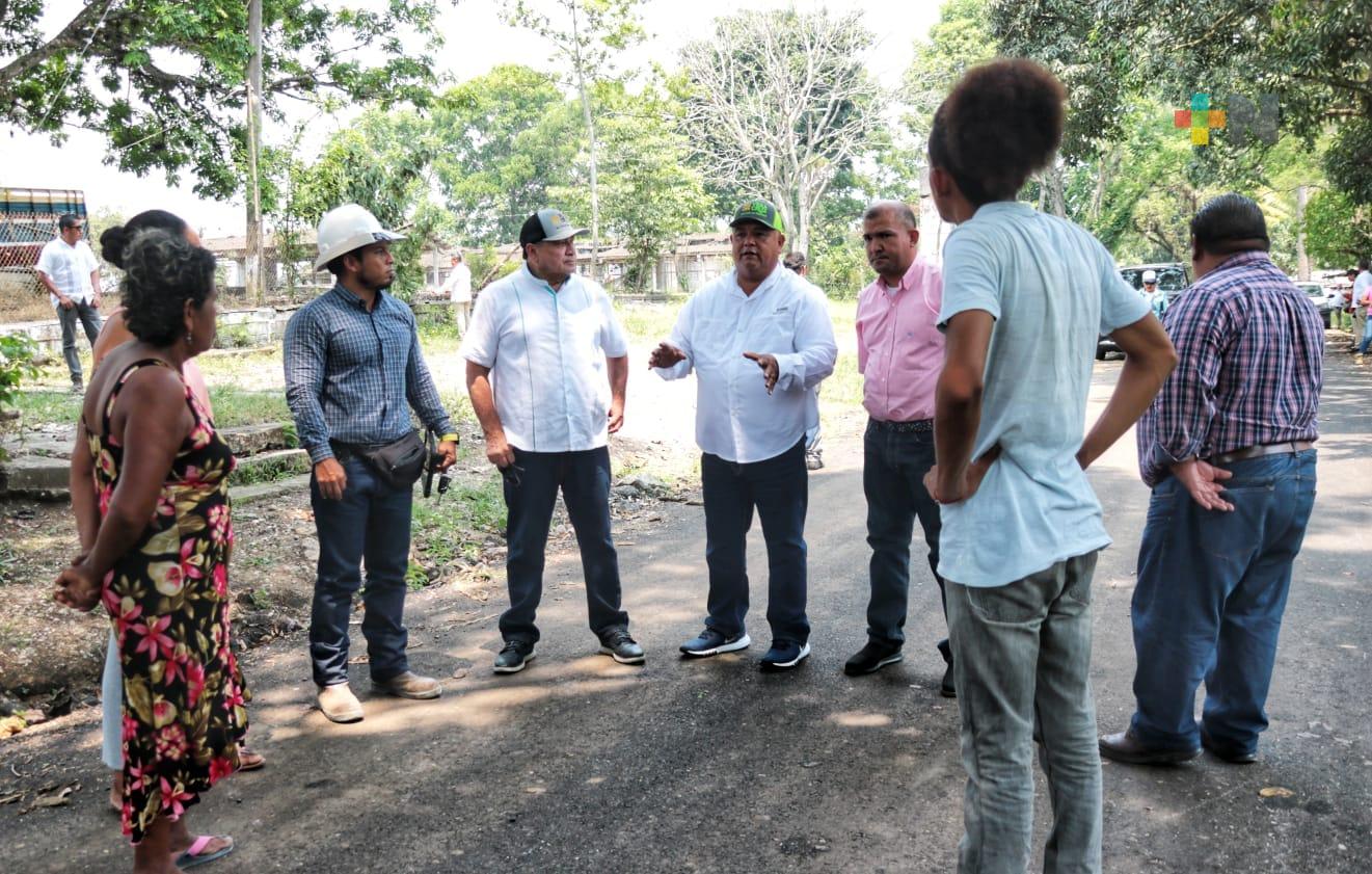 Supervisa Eric Cisneros construcción de carretera en San Miguel El Grande, de Yanga