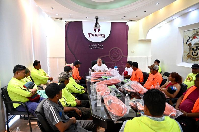 Gobierno de Tuxpan otorga equipamiento a guardavidas de playa San Antonio