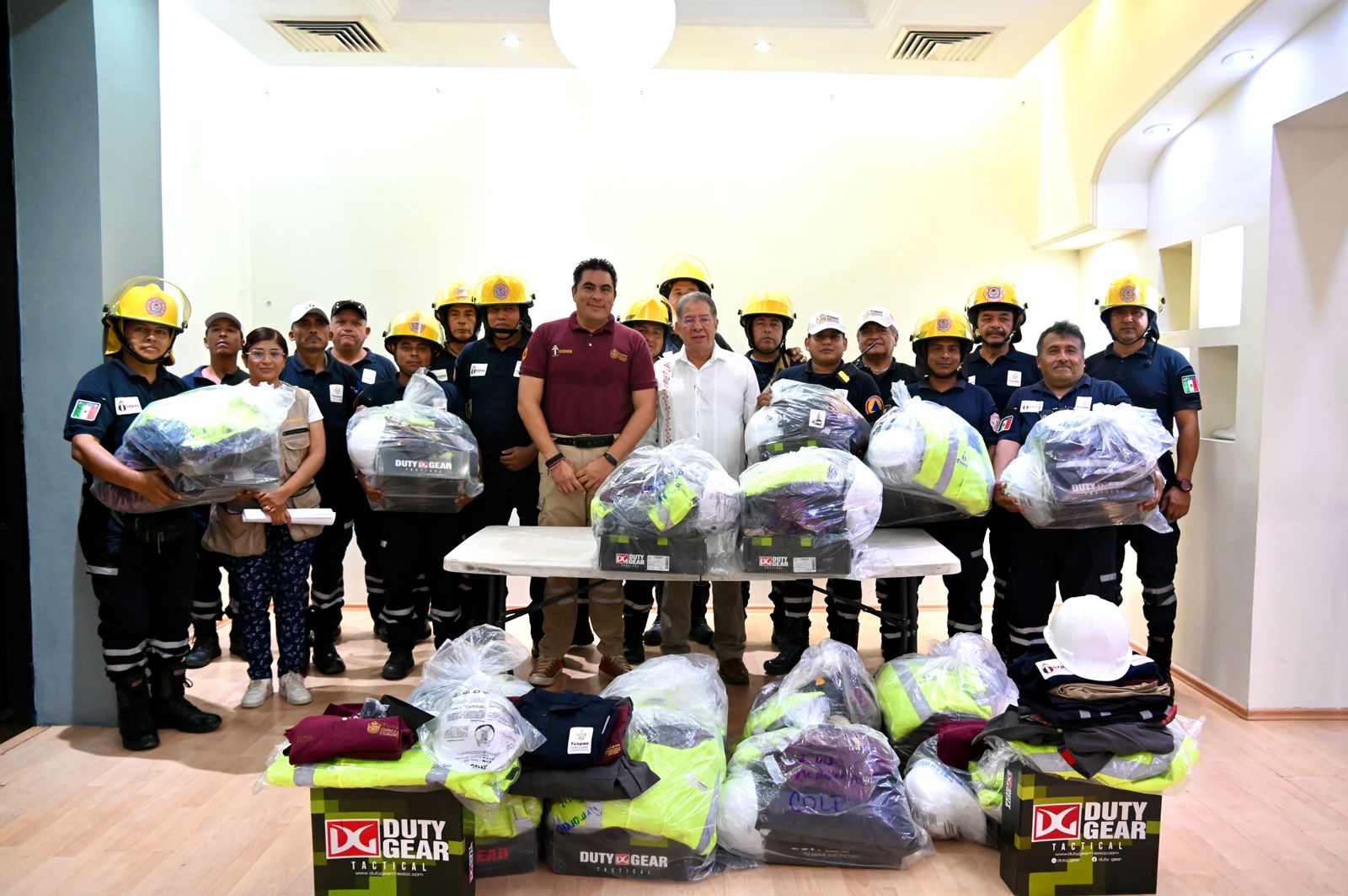 Entregan uniformes y equipo a elementos de PC y bomberos de Tuxpan