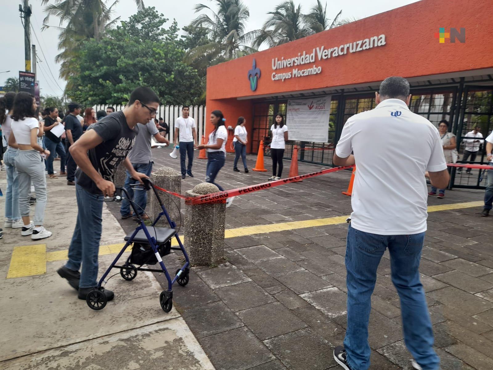 Más de 20 estudiantes con necesidades especiales presentan examen de admisión en la UV