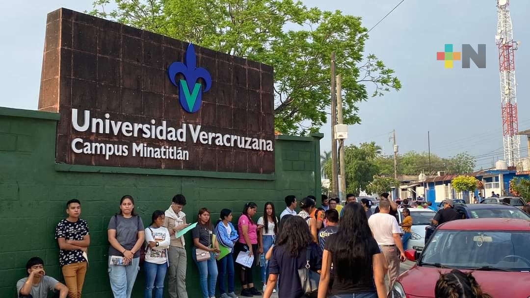 En Coatzacoalcos y Minatitlán, más de cuatro mil jóvenes presentaron examen de admisión a la UV