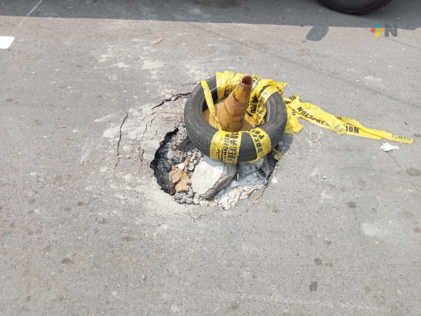 Afecta socavón vialidad en calle del municipio de Veracruz