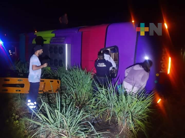 Autobús se accidenta en carretera Isla – Santiago Tuxtla, deja 15 lesionados