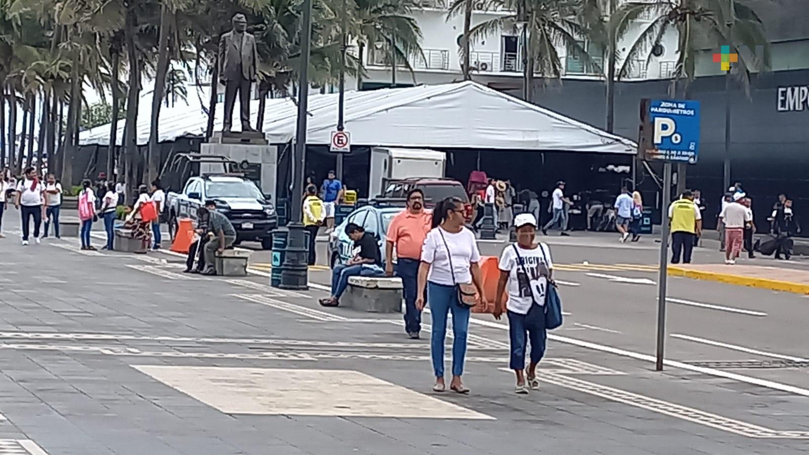 Ambulantes inconformes con ayuntamiento por instalación de mercadito en malecón de Veracruz